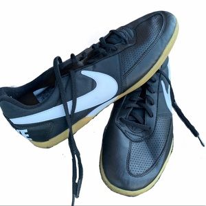 nike indoor soccer shoes